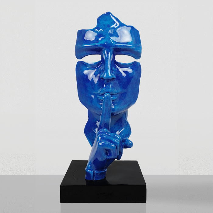 Große Maske auf Sockel – Blaue Patina