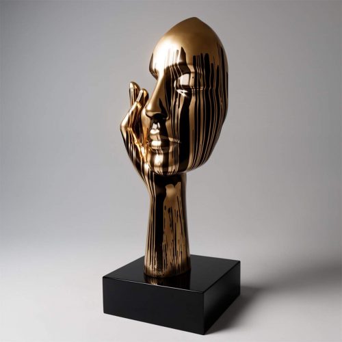 Große Maske mit Hand auf Basis – Goldener Trash
