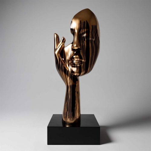 Große Maske mit Hand auf Basis – Goldener Trash
