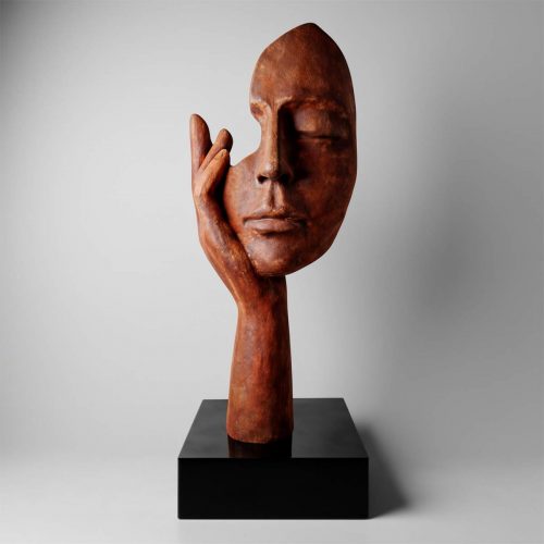 Große Maske mit Hand auf Sockel – Rosteffekt
