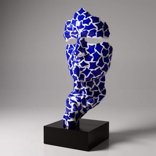 Große Maske mit blauen Flecken