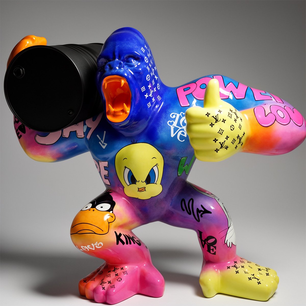 Großer Gorilla mit Fass auf der Schulter - Looney Tunes