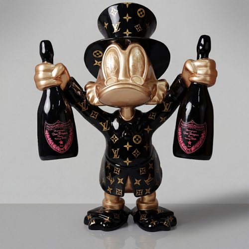 Figur Dagobert Duck als Skulptur aus Fiberglas in schwarzem Louis‑Vuitton‑Look mit goldenen Akzenten und zwei Champagnerflaschen