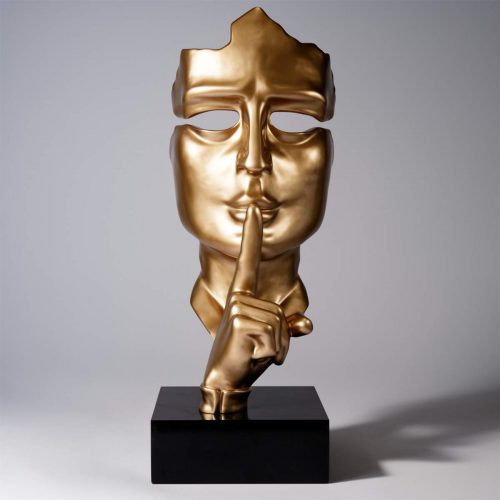 Große Goldmaske auf Sockel