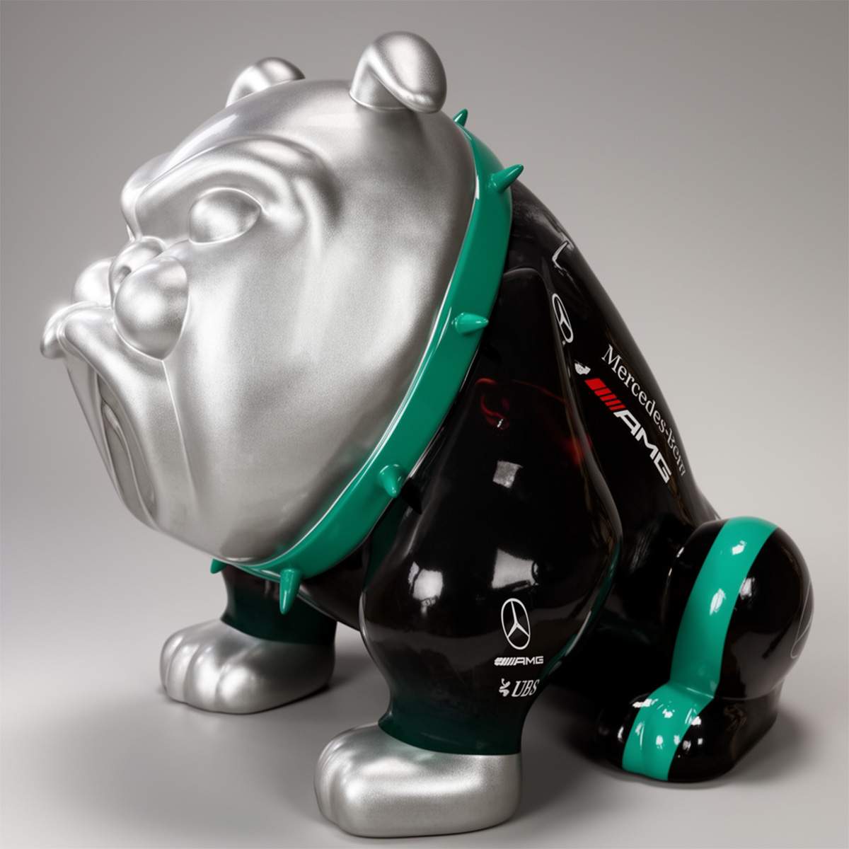 Bulldoggenhund Avella 55 cm Petronas-Motiv – Bild 3