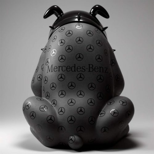 Bulldoggenhund Avella 55 cm – Mercedes-Logo