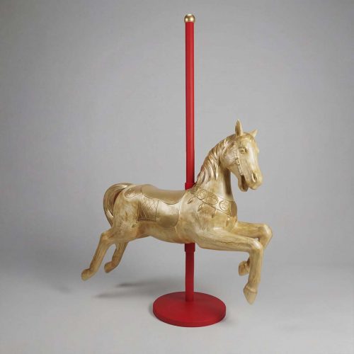 Figur Pferd aus Fiberglas in goldener Optik, realistischer Stil mit rotem Karussellstab, Dekoration/Event-Einsatz