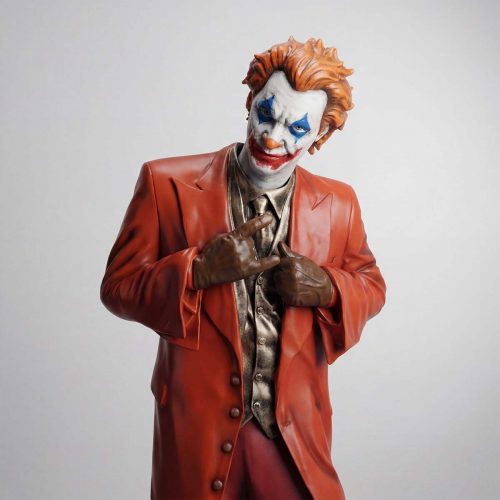 Figur Clown in rotem Sakko, Fiberglas, realistischer Stil mit weißer Schminke, blauer Augenmalerei und braunen Handschuhen