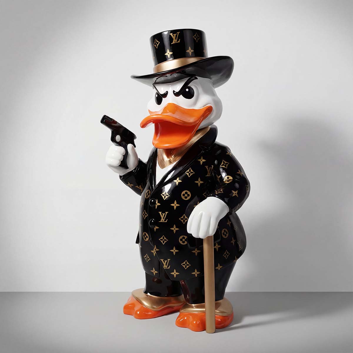 Figur Ente im Anzug aus Fiberglas, glänzend schwarz mit goldenen LV-Logos, realistischer Stil, Zylinder, Pistole und Gehstock