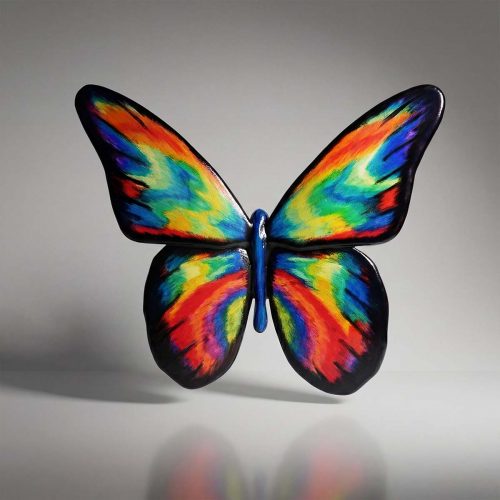 Figur Schmetterling aus Fiberglas mit bunten, regenbogenartigen Flügeln im künstlerischen, glänzenden Stil für Dekoration oder Event