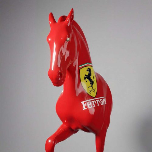 Figur Pferd aus Fiberglas, glänzend rot, künstlerisch-realistisch mit Ferrari-Logo, werbe- oder Messeaufstellung