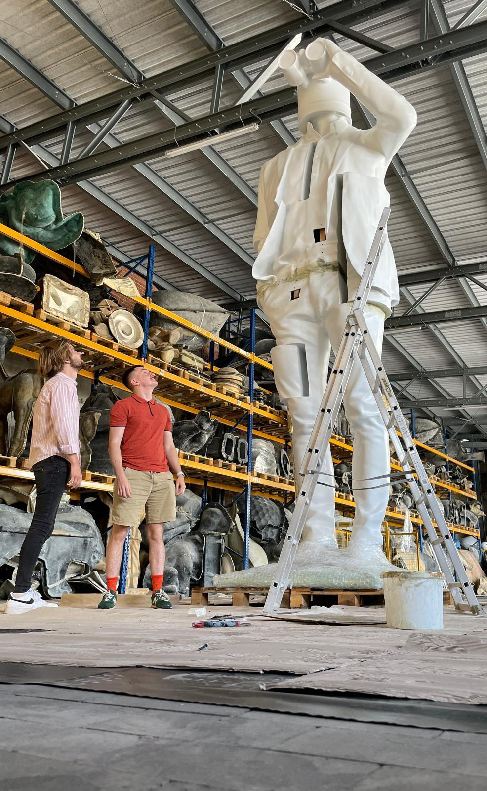 XXL-Skulptur – 4,5 m hohe Figur am Flughafen 1 dd airport 01