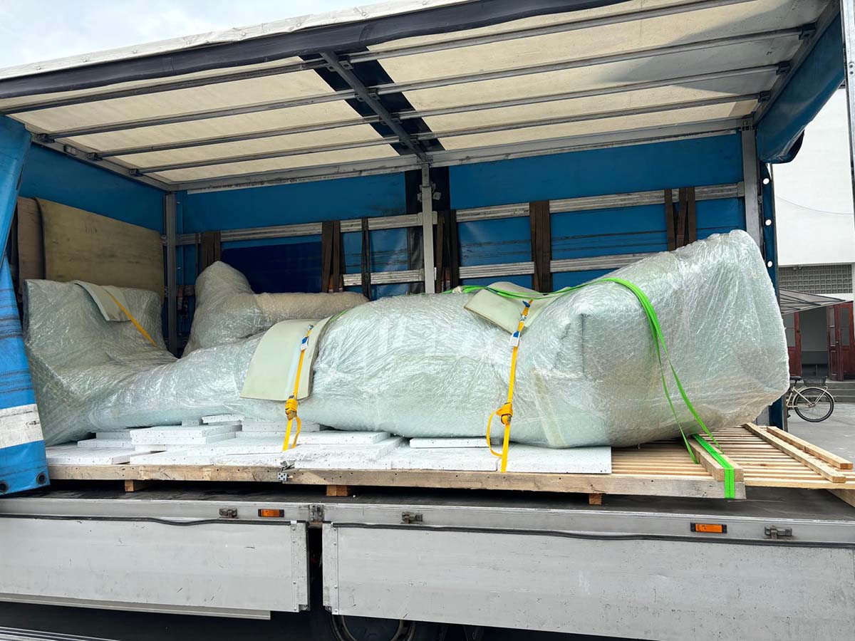 XXL-Skulptur – 4,5 m hohe Figur am Flughafen 7 dd airport 04