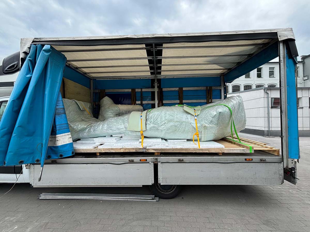 XXL-Skulptur – 4,5 m hohe Figur am Flughafen 6 dd airport 05