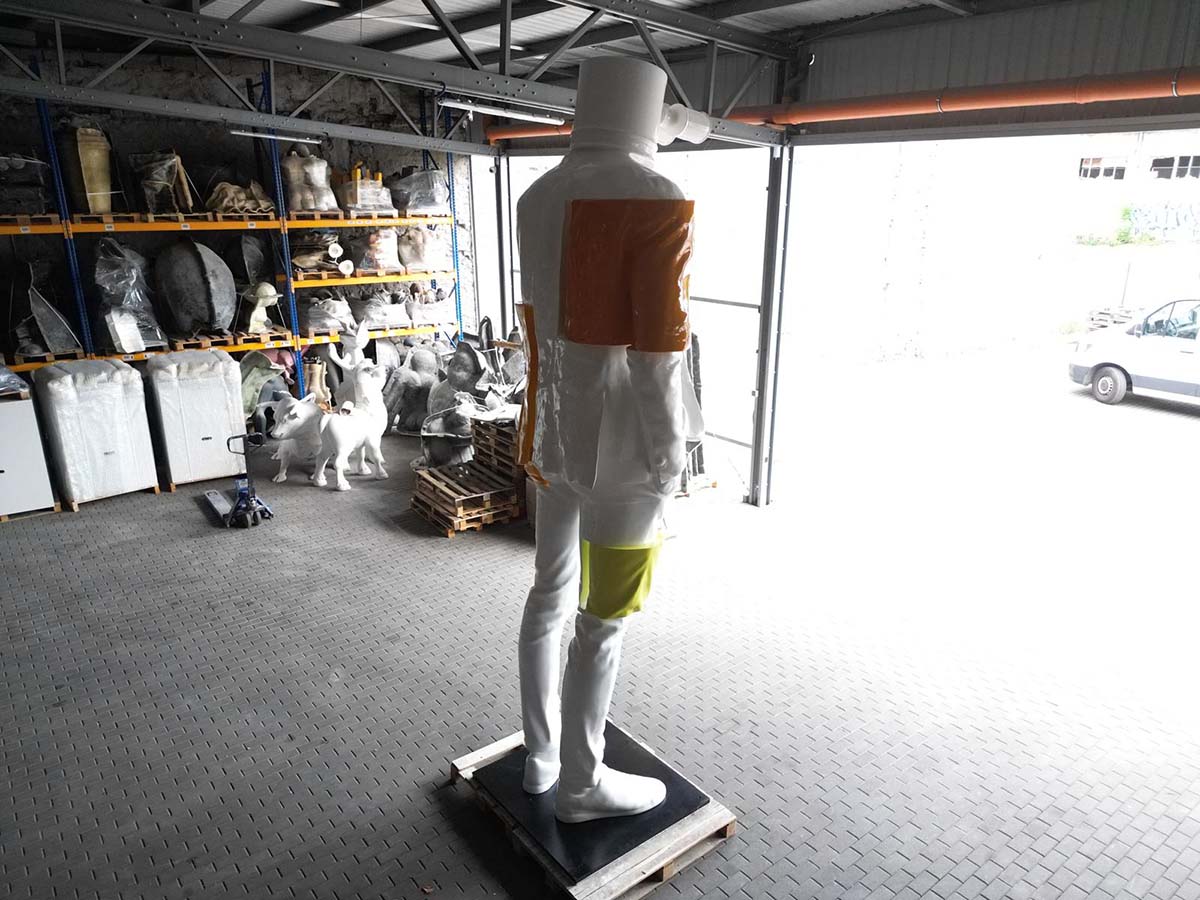 XXL-Skulptur – 4,5 m hohe Figur am Flughafen 4 dd airport 06