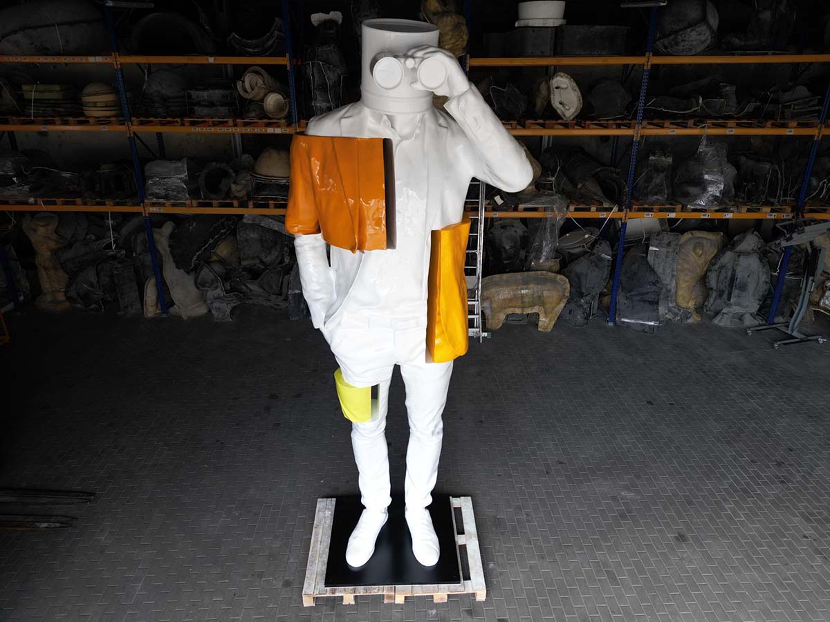 XXL-Skulptur – 4,5 m hohe Figur am Flughafen 5 dd airport 07