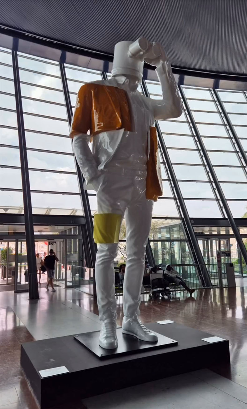 XXL-Skulptur – 4,5 m hohe Figur am Flughafen 8 dd airport 08