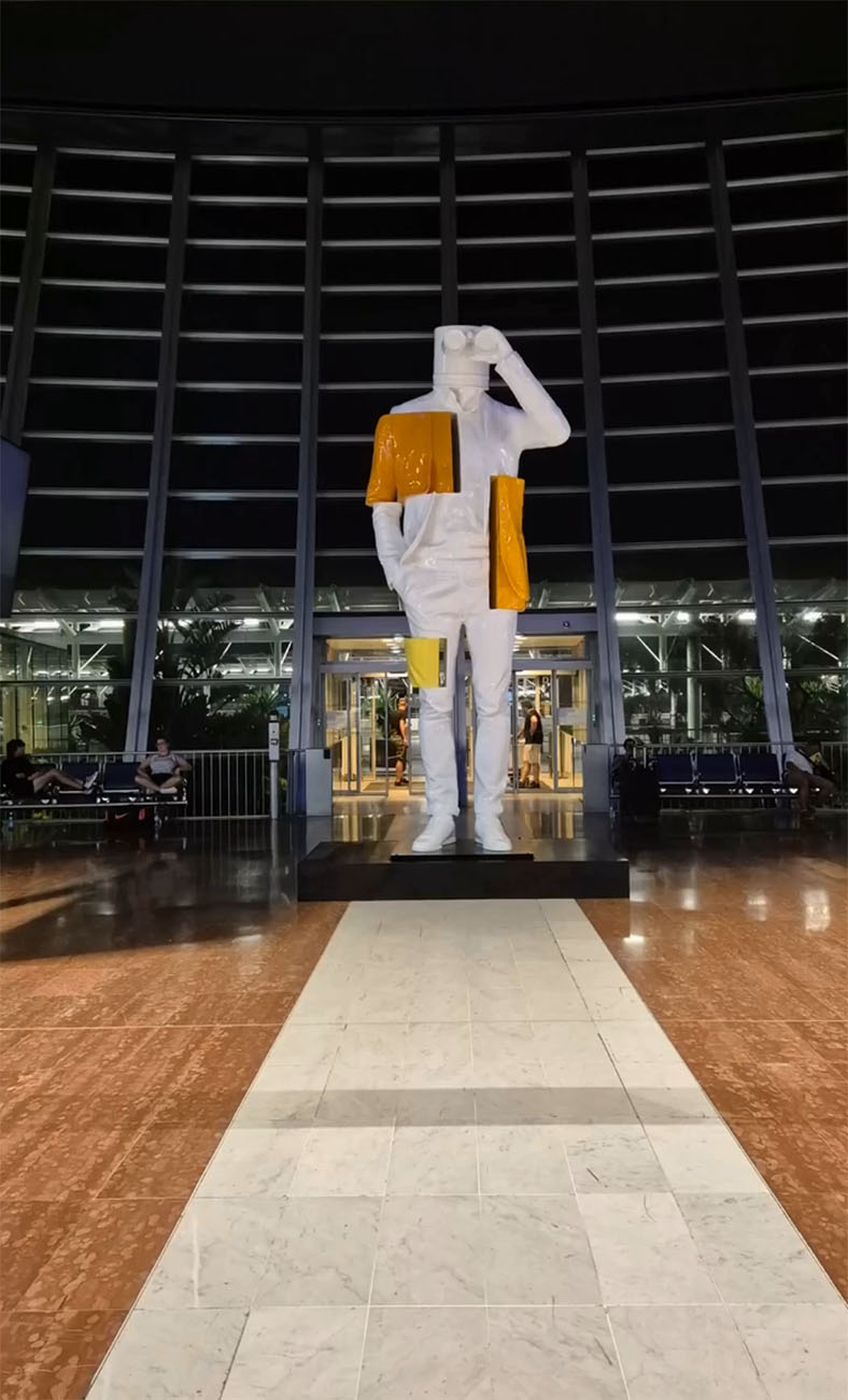 XXL-Skulptur – 4,5 m hohe Figur am Flughafen 9 dd airport 10