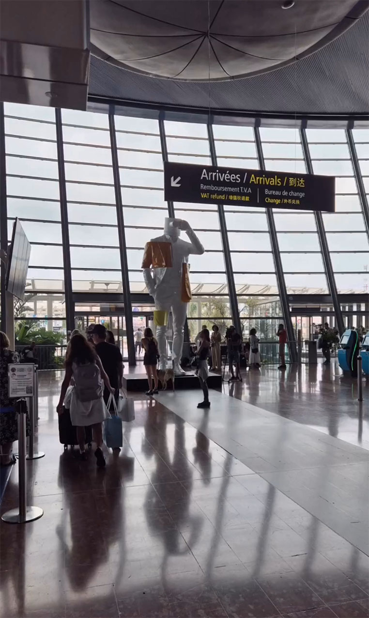 XXL-Skulptur – 4,5 m hohe Figur am Flughafen 10 dd airport 11