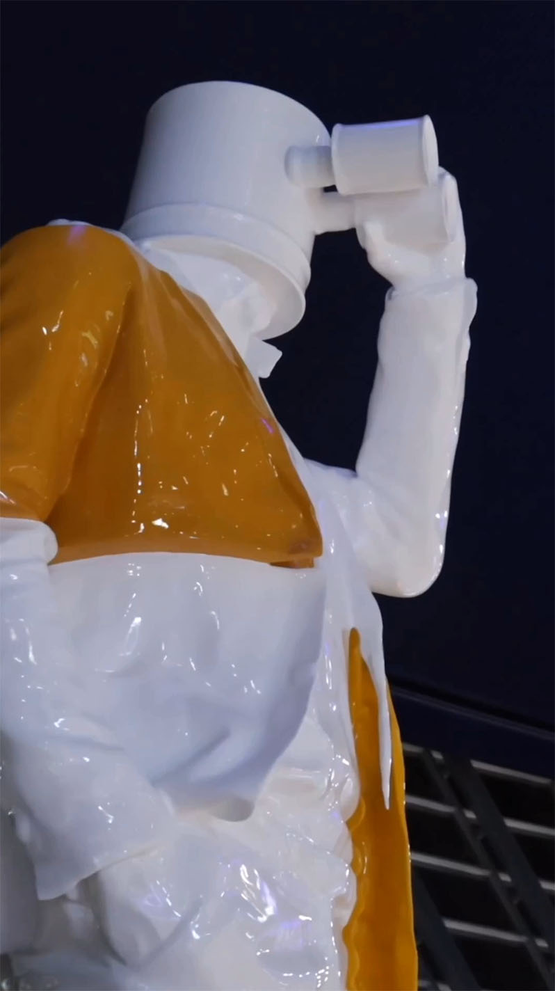 XXL-Skulptur – 4,5 m hohe Figur am Flughafen 11 dd airport 12