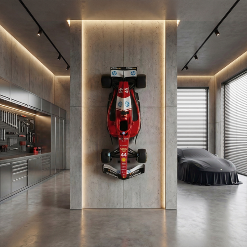 Figur Formel-1-Rennwagen aus Fiberglas, rote realistische Skulptur an Wand, werbe- und showroom-tauglich