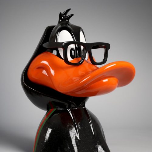 Figur Daffy Duck aus Fiberglas in glänzend schwarzem Designer-Look mit oranger Schnabel und Sneakern, werbliche Schaufensterdekoration Skulptur Ente (Daffy Duck) aus Laminat in modernem, realistischem Stil, schwarz-orange, für Laden- oder Event-Dekoration Figur Daffy Duck aus Fiberglas im modischen Streetwear-Stil mit Brille und weißen Sneakern, Schaufenster-Display
