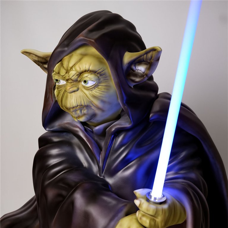 Figur Yoda-ähnlicher Jedi mit blauem Lichtschwert, Laminat/Fiberglas, realistisch bemalt, grünlich-gelbe Haut, dunkle Robe