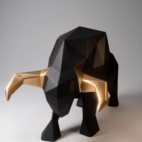 Große geometrische Stierfigur