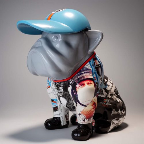 Bulldogge mit McQueen-Mütze