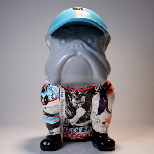 Bulldogge mit McQueen-Mütze