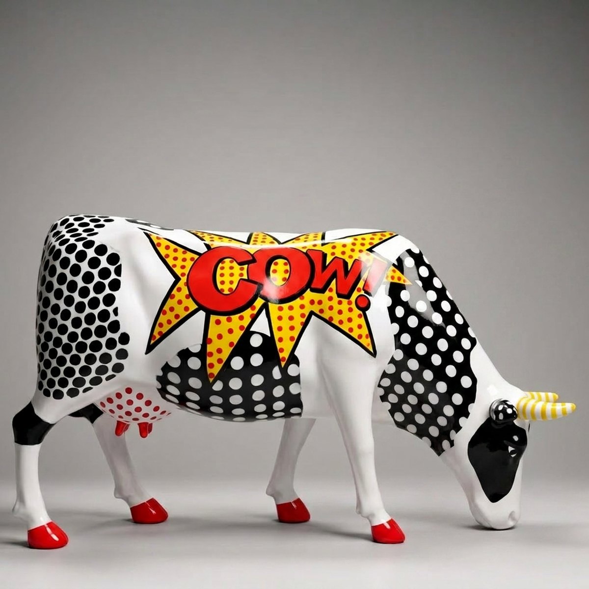Dekoracyjna Krowa Pasąca Się z Artystycznym Malowaniem - Komiksowy Pop Art