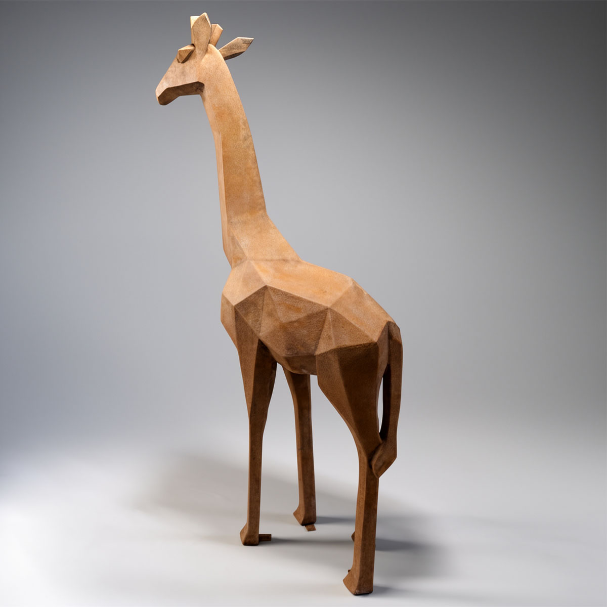 Geometrische Low-Poly-Giraffe in Rostoptik – Bild 3