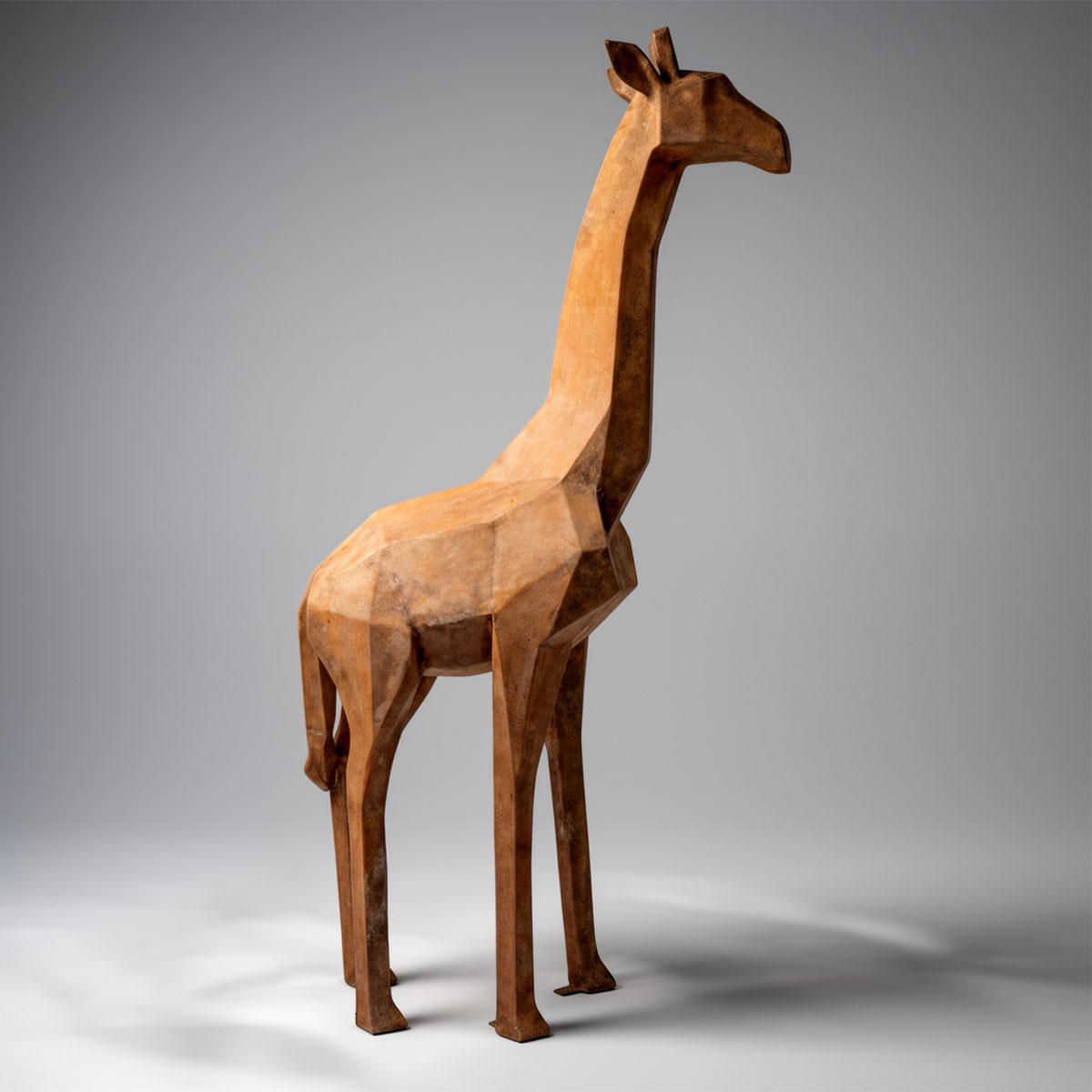 Geometrische Low-Poly-Giraffe in Rostoptik – Bild 4