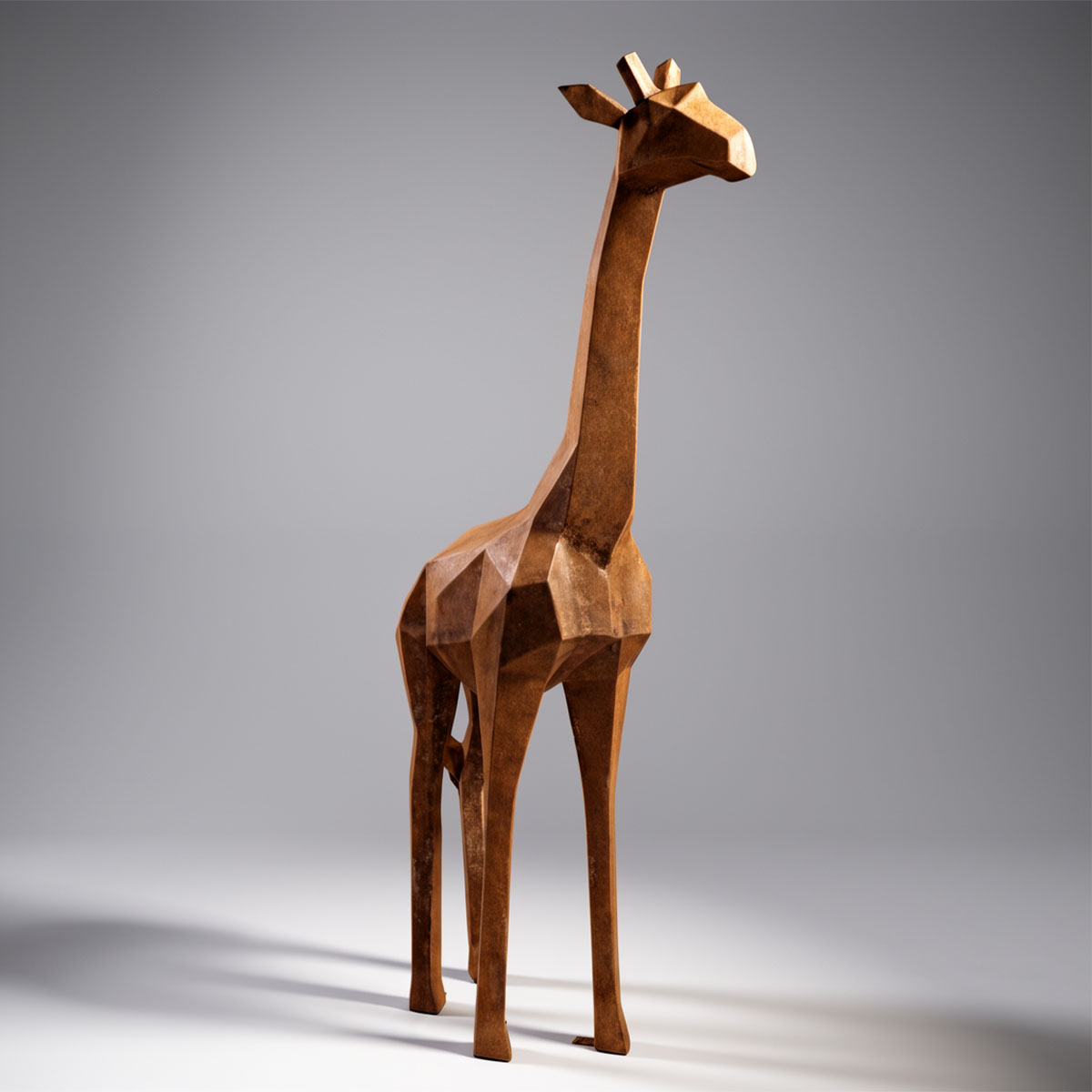 Geometrische Low-Poly-Giraffe in Rostoptik